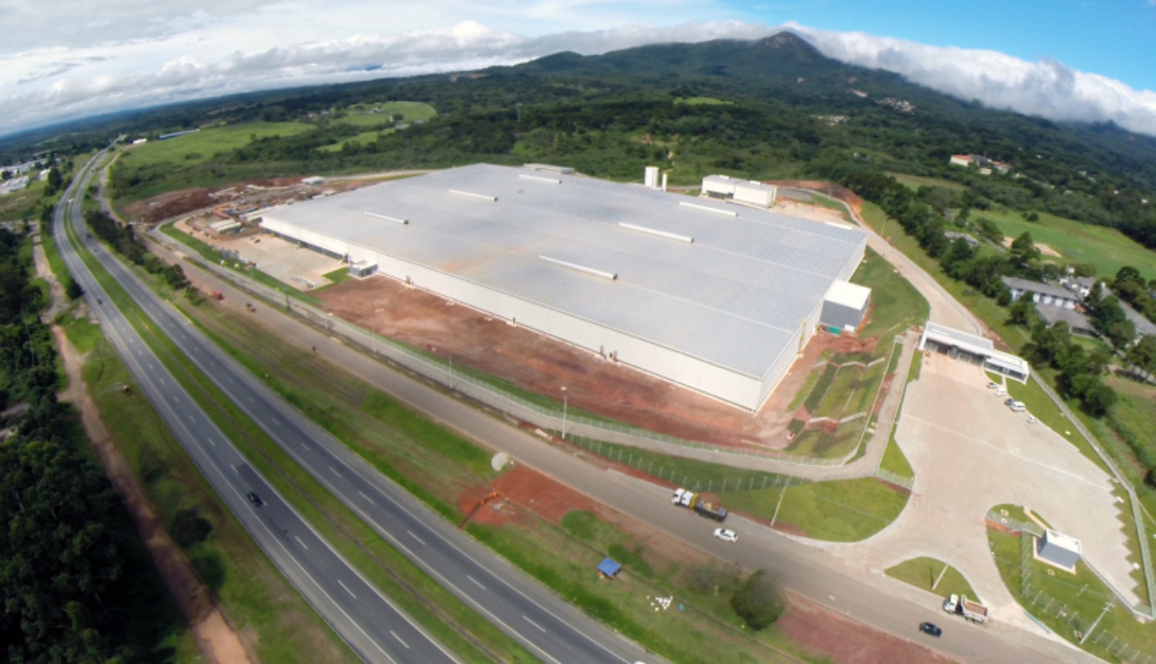 Parque logístico da Renault, em Quatro Barras, é o primeiro do estado a conquistar o selo AQUA de sustentabilidade. Fotos: Divulgação/TRX.  