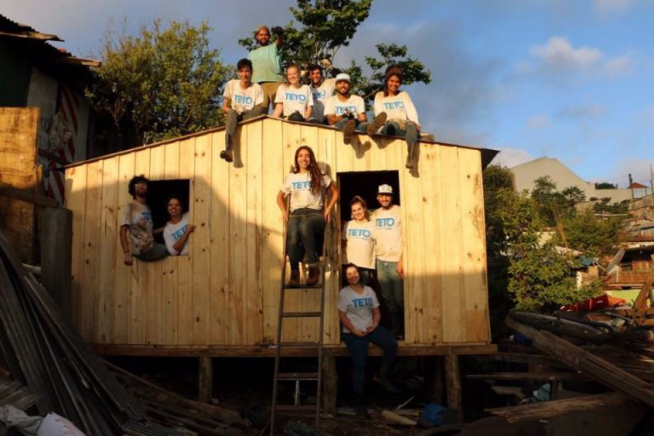 Os voluntários constroem casas de madeira 3x6 com peças de madeira pré-fabricadas. Foto: Divulgação / TETO Brasil