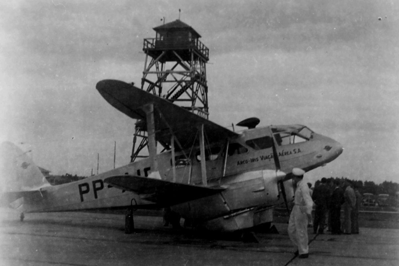 Registro da primeira torre de controle do aeroporto, em 1946. Foto: Reprodução/Facebook/Resgatando a história do Aeroporto Afonso Pena