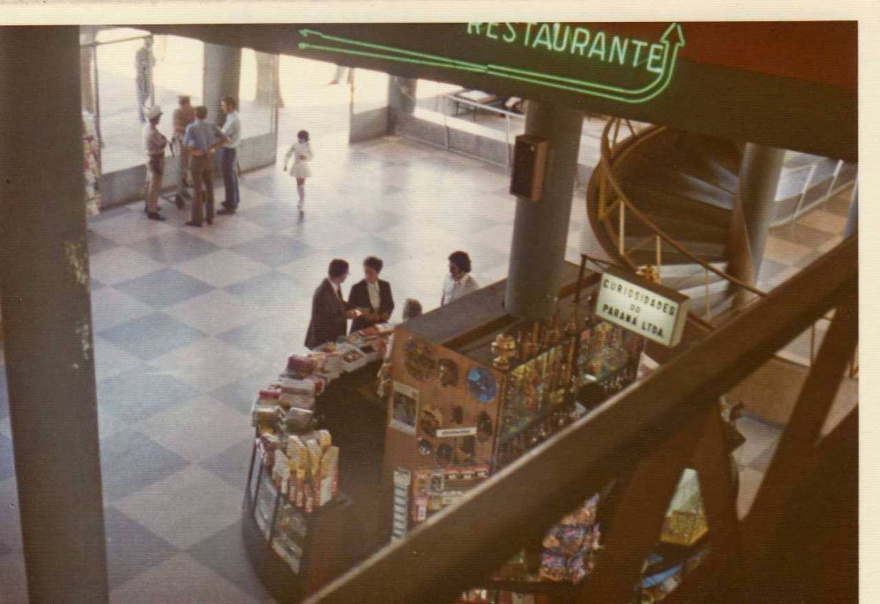 Saguão do Afonso Pena em 1974. Esse terminal de passageiros tinha arquitetura moderna e atualmente funciona como terminal de cargas. Foto: Reprodução/Facebook/Resgatando a história do Aeroporto Afonso Pena