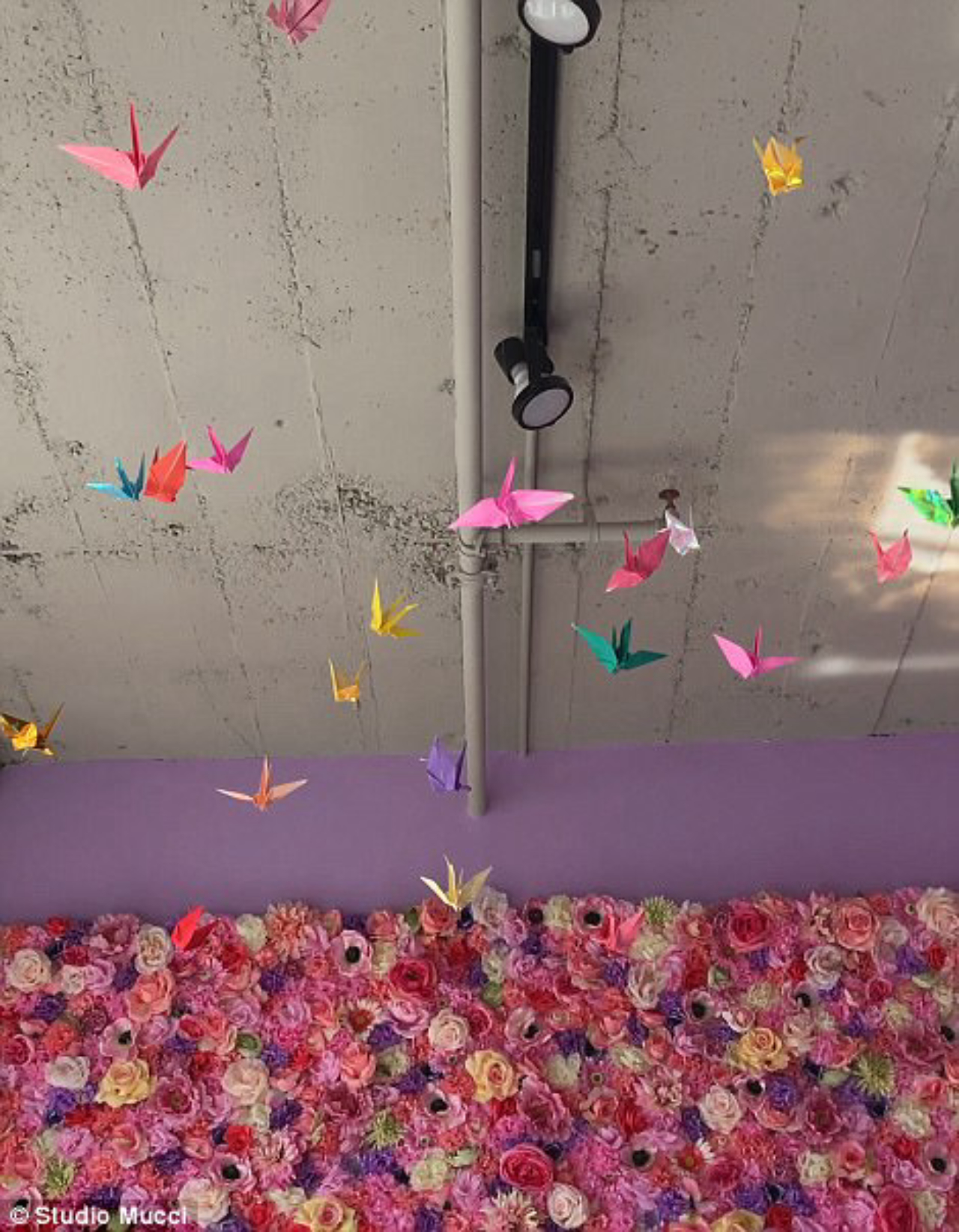 Mural de flores e origamis de pássaros chamam a atenção no apartamento de Amina.