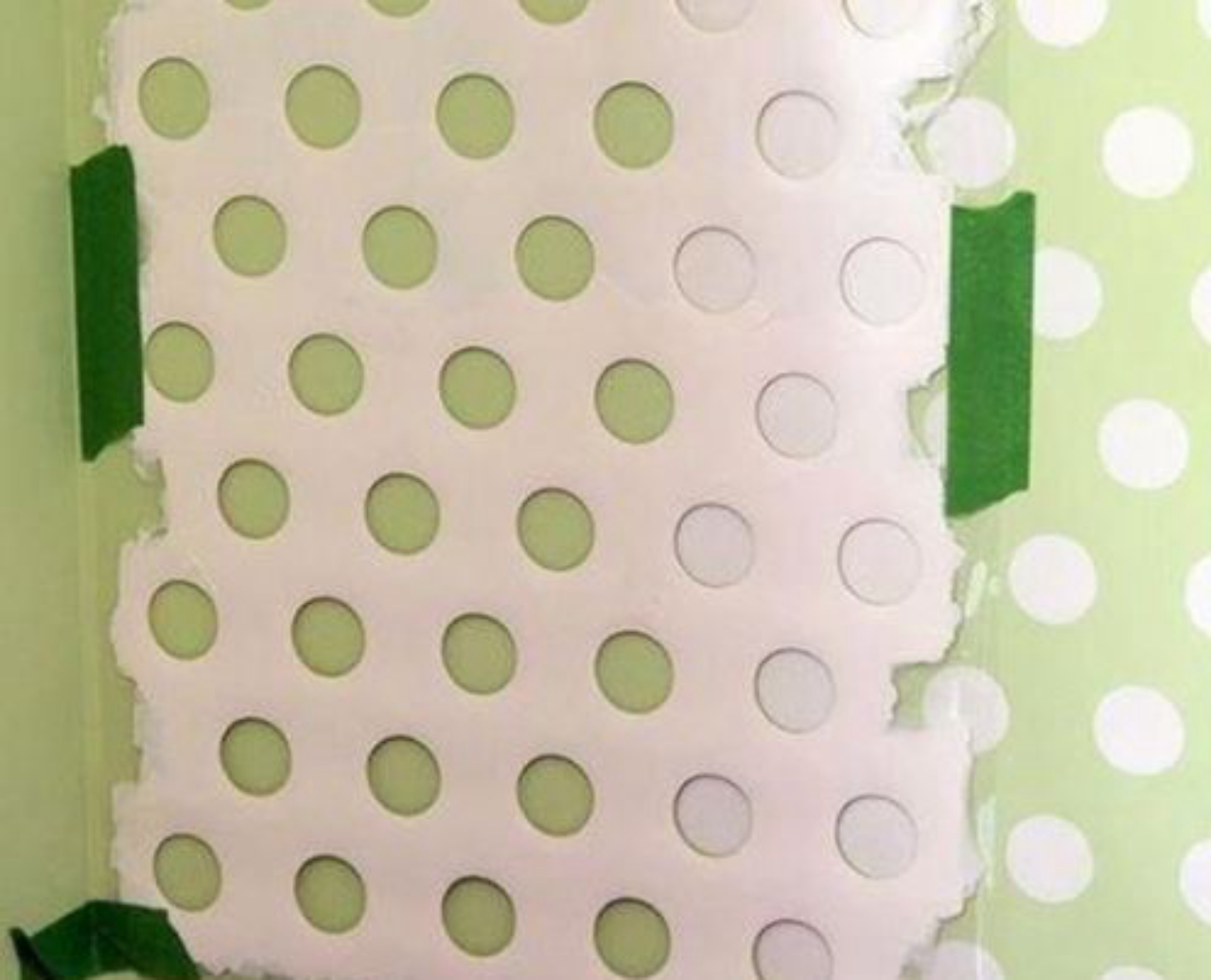 Criar um gabarito usando cartolina ou papelão é um jeito fácil de criar padrões nas paredes. Foto: Pinterest