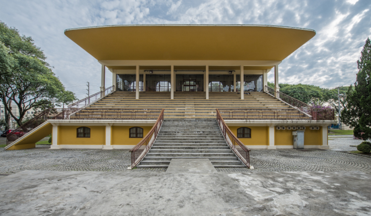 Foto do prédio Tribuna PUCPR - Centro Cultural PUC Paraná , antiga sede do Jockey Club do Paraná , para matéria sobre a história do clube para Haus . Local: PUCPR