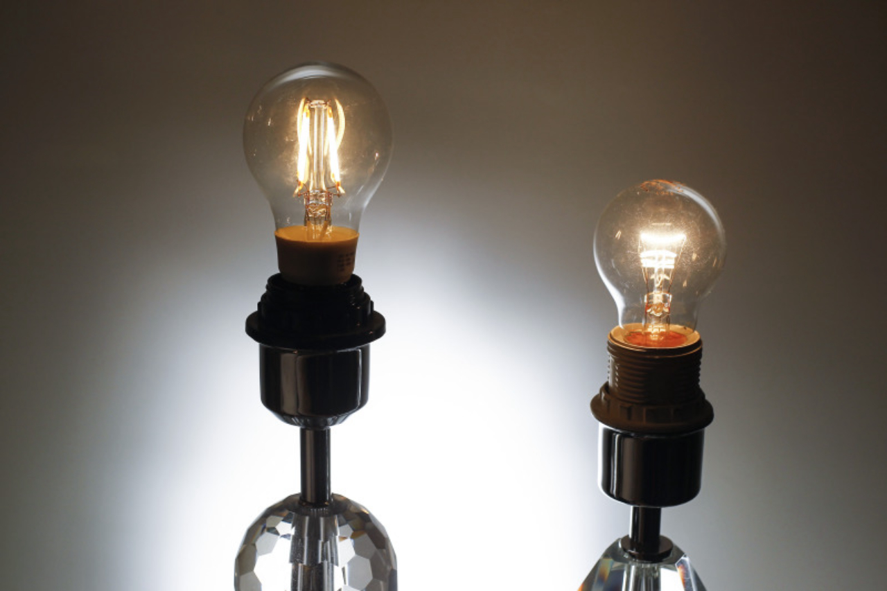 30 de Junho é a data do fim da produção da lampada incandescente no Brasil. Na foto lampadas de led e incadescente na loja Luna Luce