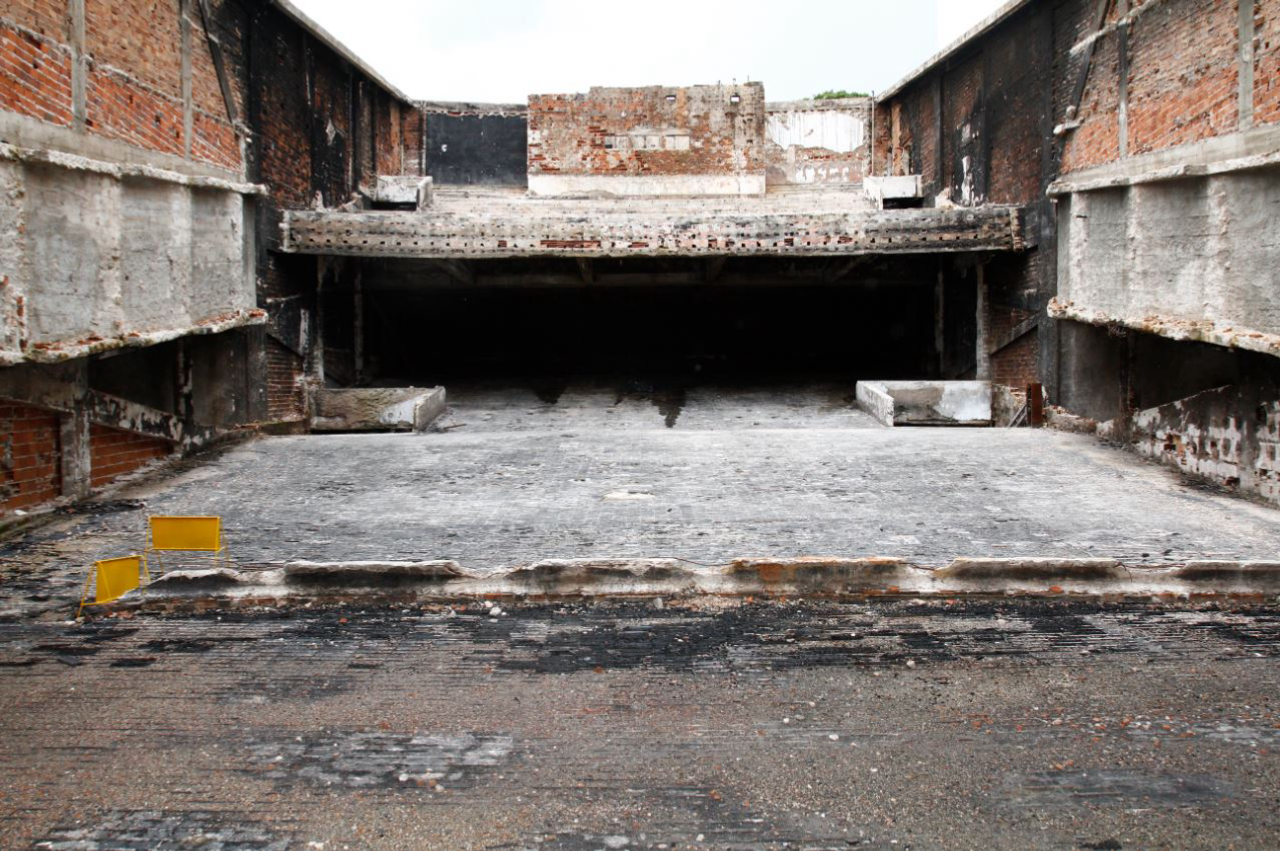 Na imagem, o teatro após a retirada dos escombros resultantes do incêndio, em 2012. Foto: Roberto Custódio/Arquivo Gazeta do Povo Jornais
