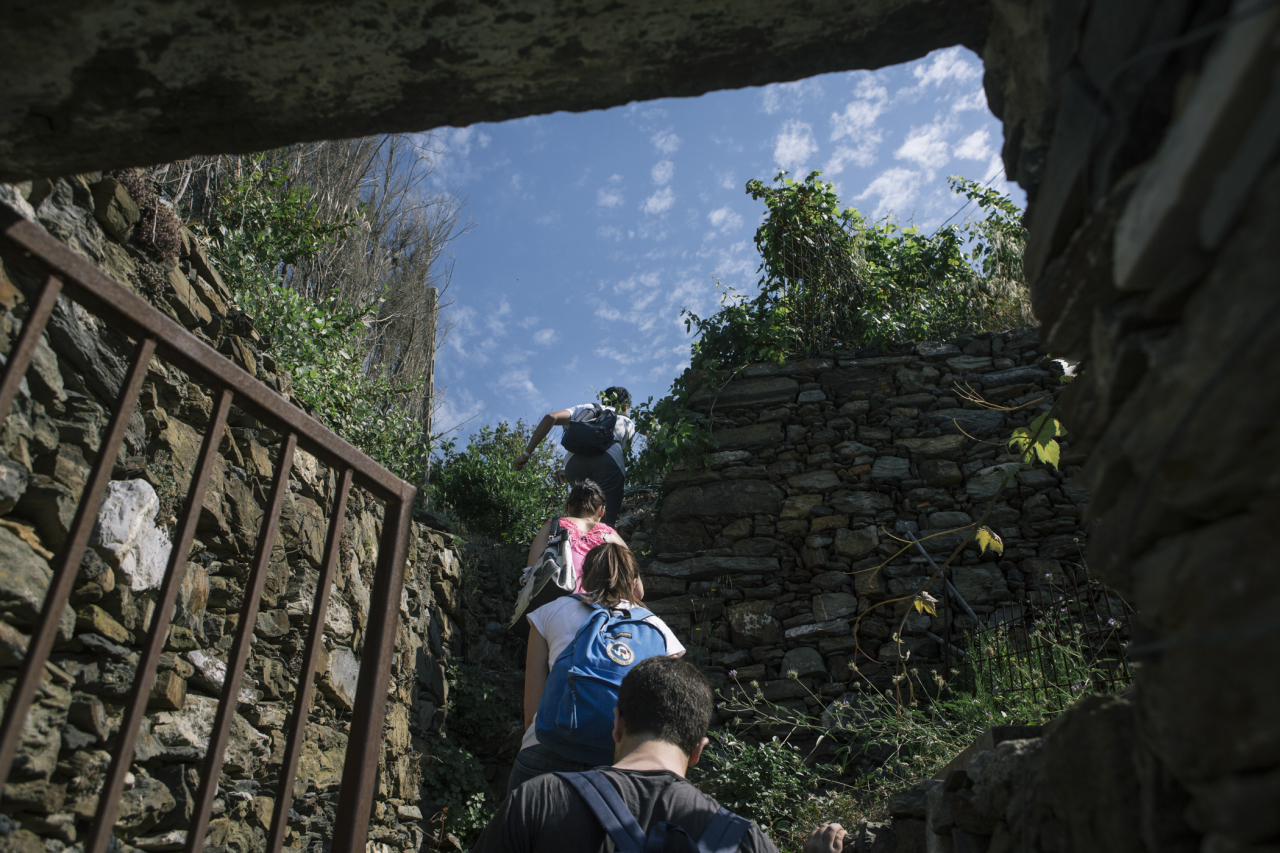 Estudantes sobem a encosta íngreme para analisar os muros de pedra.  Foto: Gianni Cipriano/The New York Times
