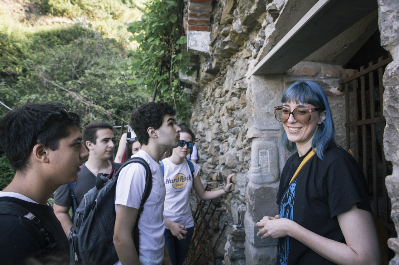 A guia Margherita Ermirio conduz  um grupo de estudantes para conhecer a importância das barreiras de pedras na região de Cinque Terre, na Itália.<br>Foto: Gianni Cipriano/The New York Times