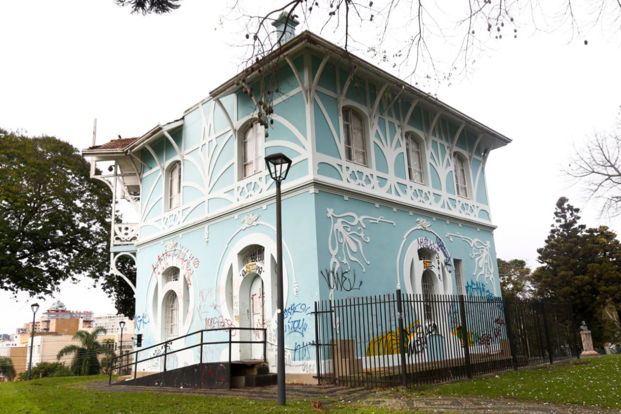 O edifício, exemplar da art nouveau, deve ser completamente restaurado. Foto: Aniele Nascimento/Gazeta do Povo