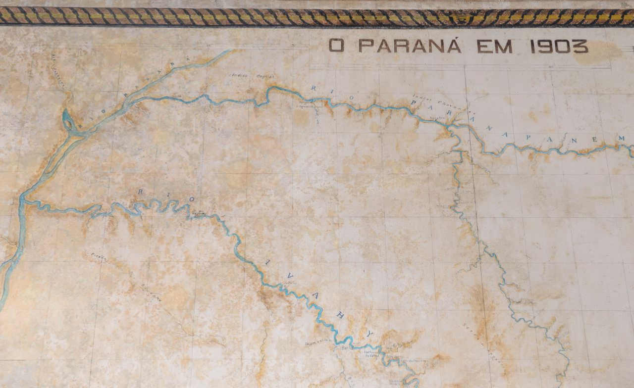 A inscrição original não deixa dúvidas: o mapa registrou o Paraná nos primeiros anos do século XX. Foto: Leticia Akemi/Gazeta do Povo