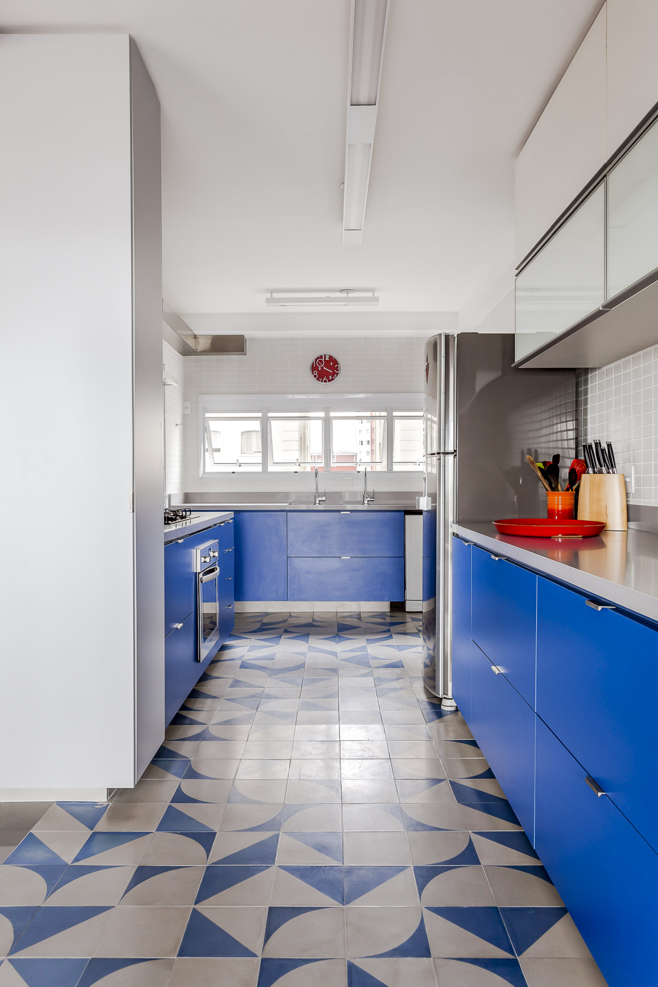 Cozinha com móveis azuis "conversa" com escolha de cores da sala. 