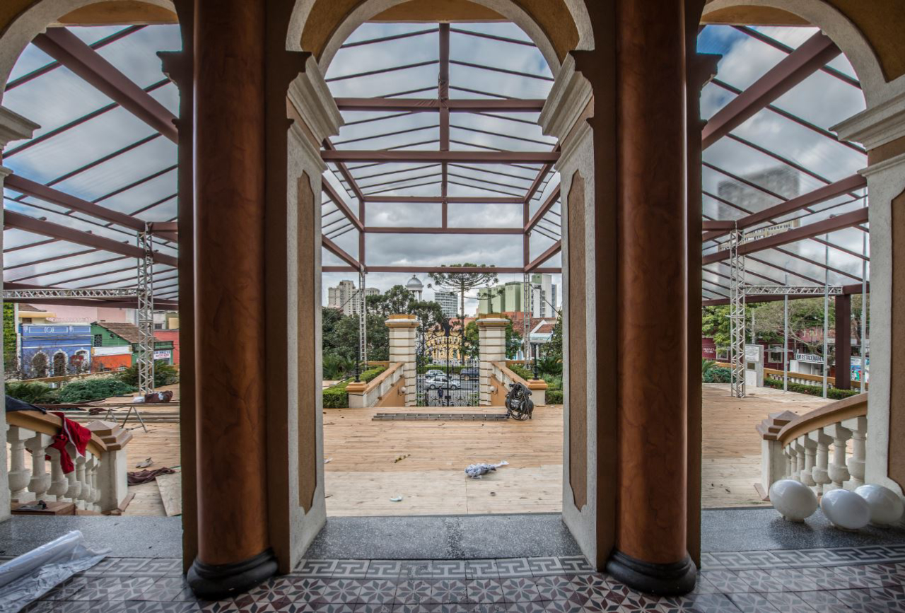 O objetivo das estruturas de metal é ampliar a capacidade de público do Palácio Garibaldi, que normalmente comporta 300 pessoas. Foto: Leticia Akemi/Gazeta do Povo
