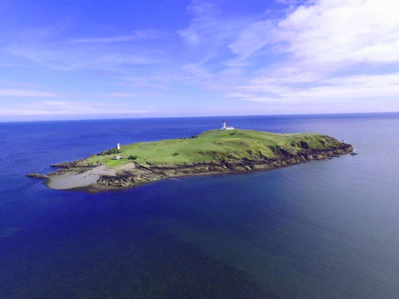 A ilha tem pouco mais de 170 mil m² e fica em um ponto tranquilo da costa da Escócia. Foto: Galbraith Group/Divulgação