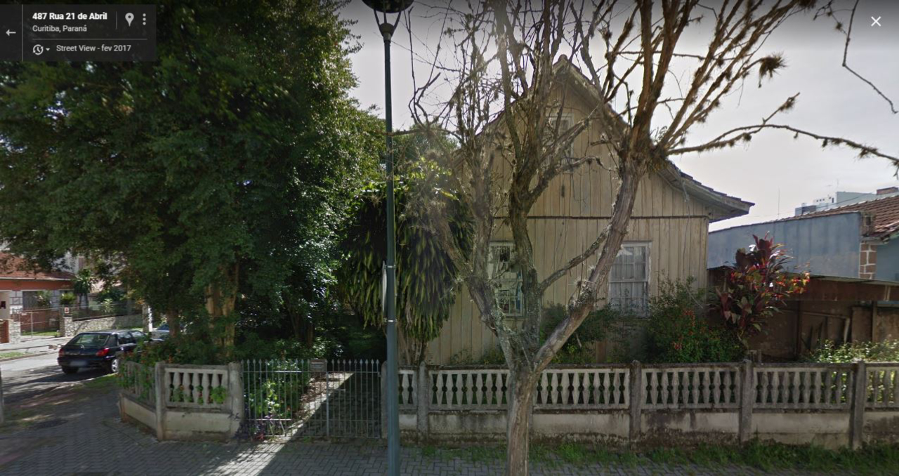 O universo de casas de madeira em Curitiba é muito maior que o mencionado no levantamento. Na imagem, casa na Rua 21 de Abril com a Rua Floriano Essenfelder. Imagem: Reprodução/Google Maps
