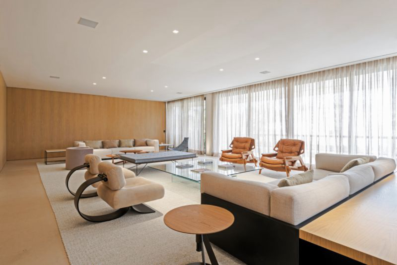 O Pensado para um jovem solteiro, o apartamento de 850 m² destaca<br>o ar contemporâneo que caracteriza o designer de interiores. Fotos: Rodrigo Ramirez/ Divulgação