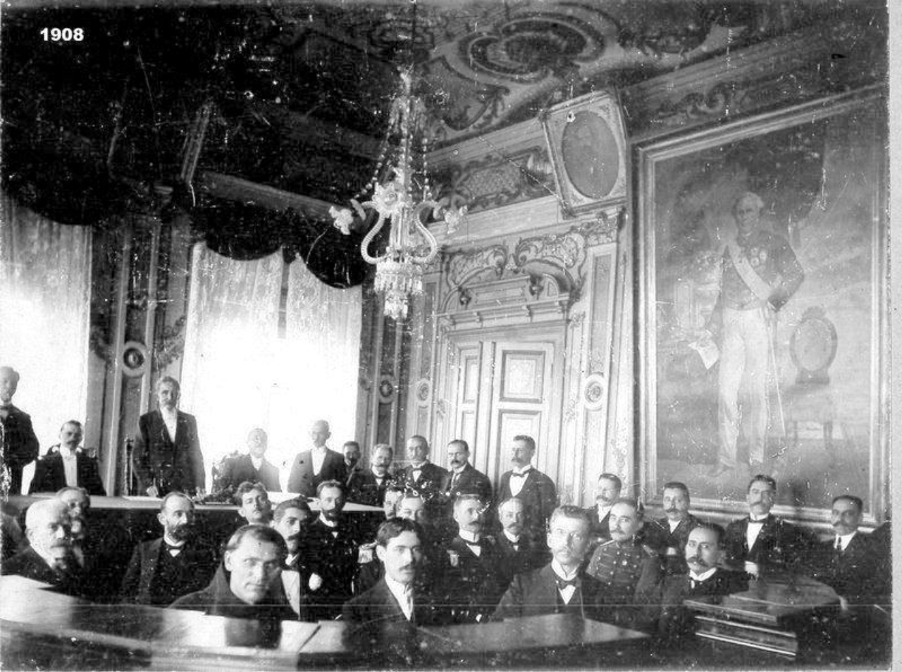 Em registro com anotação de 1908, o salão do segundo andar recebe uma reunião, possivelmente da Prefeitura ou da Câmara Municipal de Paranaguá. Foto: Reprodução