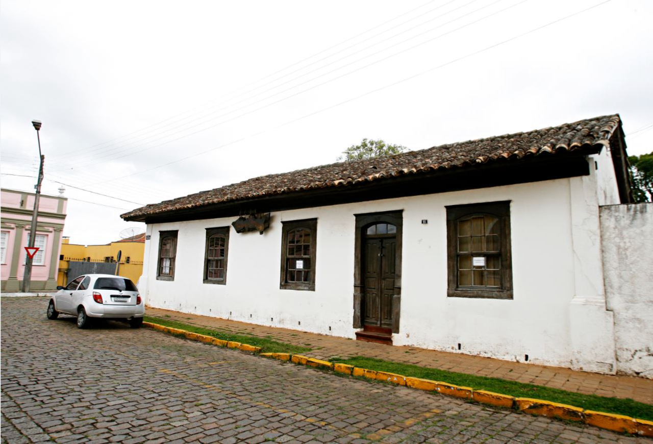 Instalado na casa mais antiga de Castro, erguida no século 18, o Museu do Tropeiro ajuda a contar a história do Paraná. Foto: Josue Teixeira/Arquivo Gazeta do Povo
