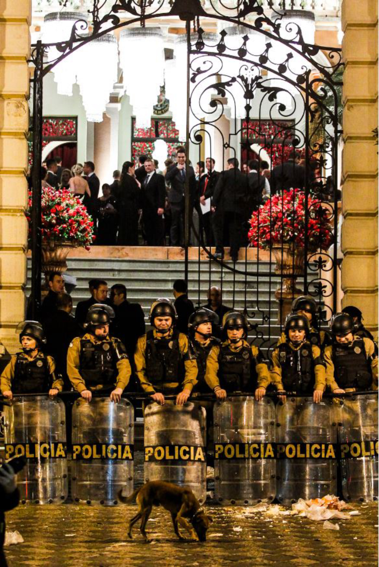 Policiais Militares fazem a proteção do Palácio Garibaldi durante a festa de casamento da deputada Maria Victoria. Foto: Lineu Filho/Tribuna do Paraná