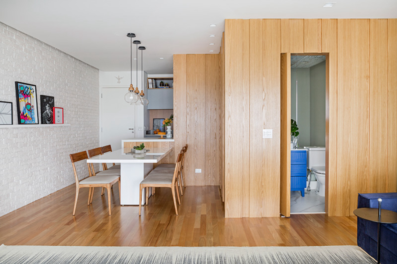 O armário desenhado pelas arquitetas também ajudou a aumentar o espaço disponível para guardar os itens da cozinha. Foto: Julia Ribeiro/Divulgação