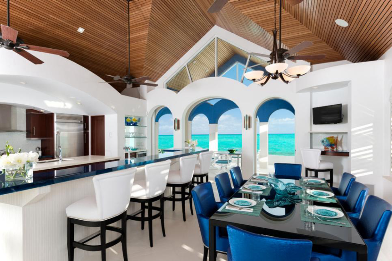 A casa de praia mais bonita do mundo combina madeira com branco e azul. 
