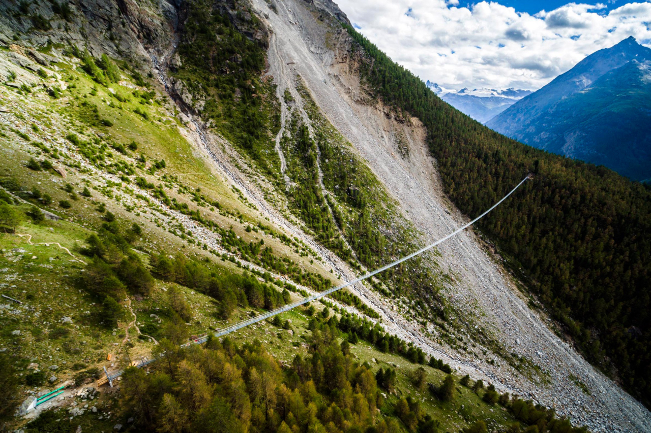 A ponte fica na Suíça e atravessa o vale mais profundo do país. Foto: Reprodução