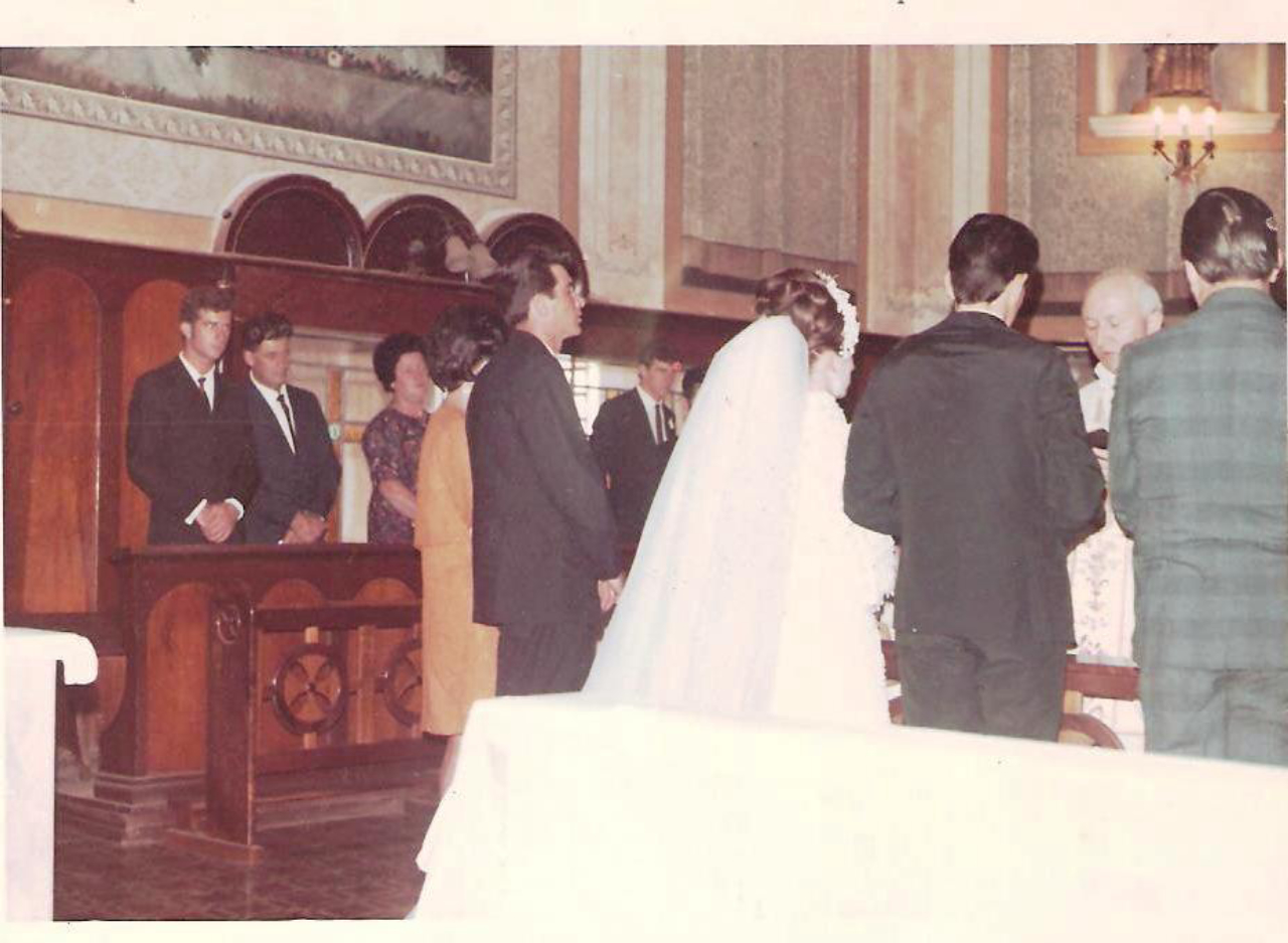 A igreja cumpre um papel importante na celebração de casamentos. Na foto, cerimônia realizada em 1968. Foto: Arquivo da Paróquia