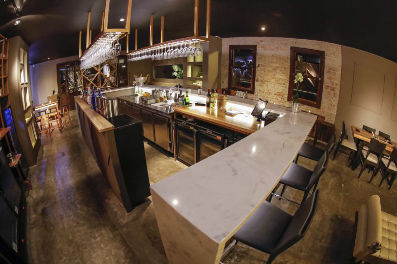 Bar é o centro da decoração do La Champagneria, com peças desenhadas com exclusividade pelas arquitetas. Foto: Divulgação. 