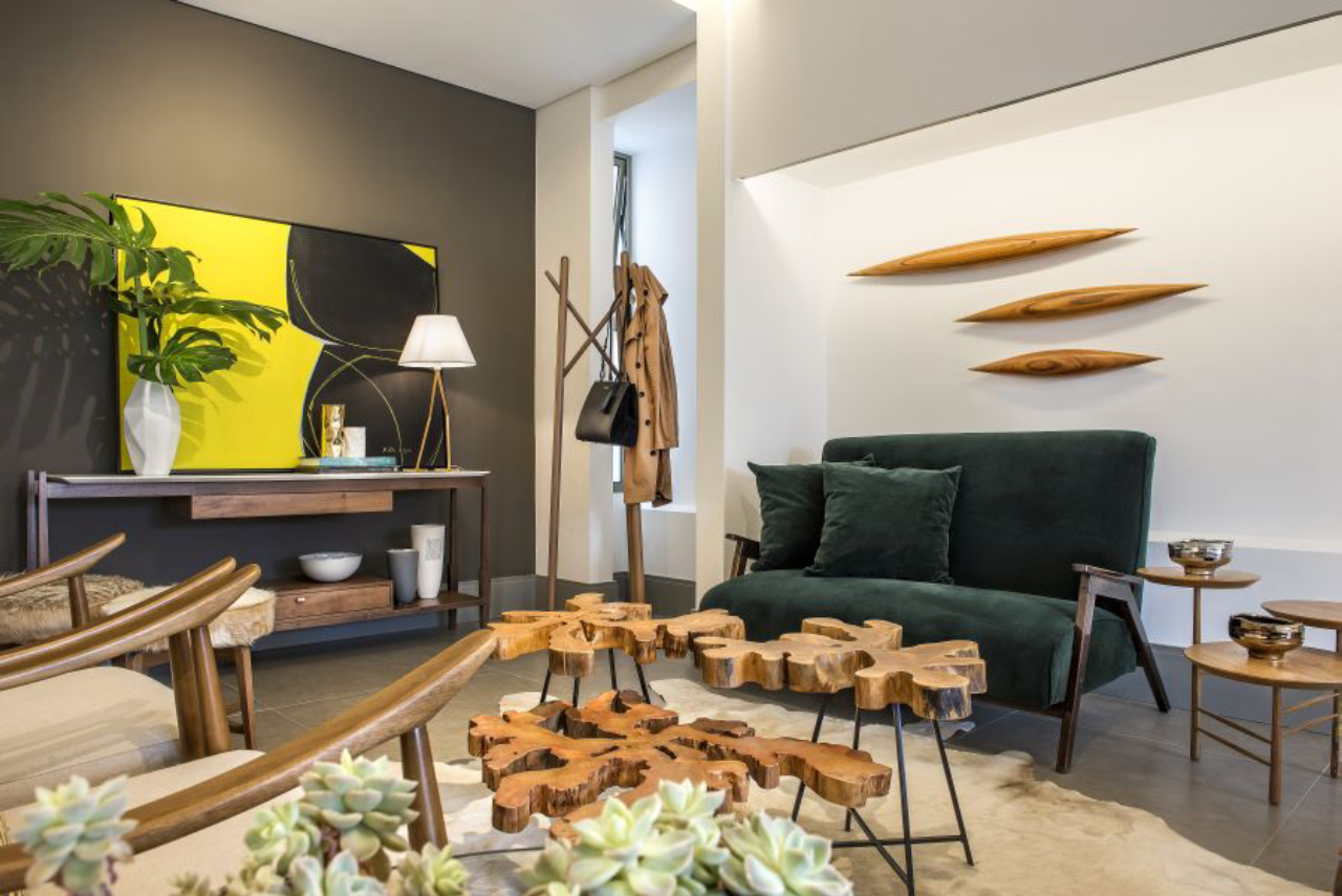 Design escandinavo e contraste de cores trazem aconchego para a sala de estar da arquiteta Carla Grüdtner. Ambiente criado na Oslo Design. Foto: Leticia Akemi/Gazeta do Povo