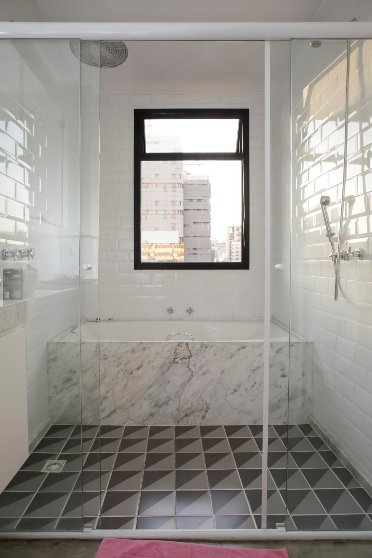 Banheiro guarda características antigas principalmente no piso tipo ladrilho. 