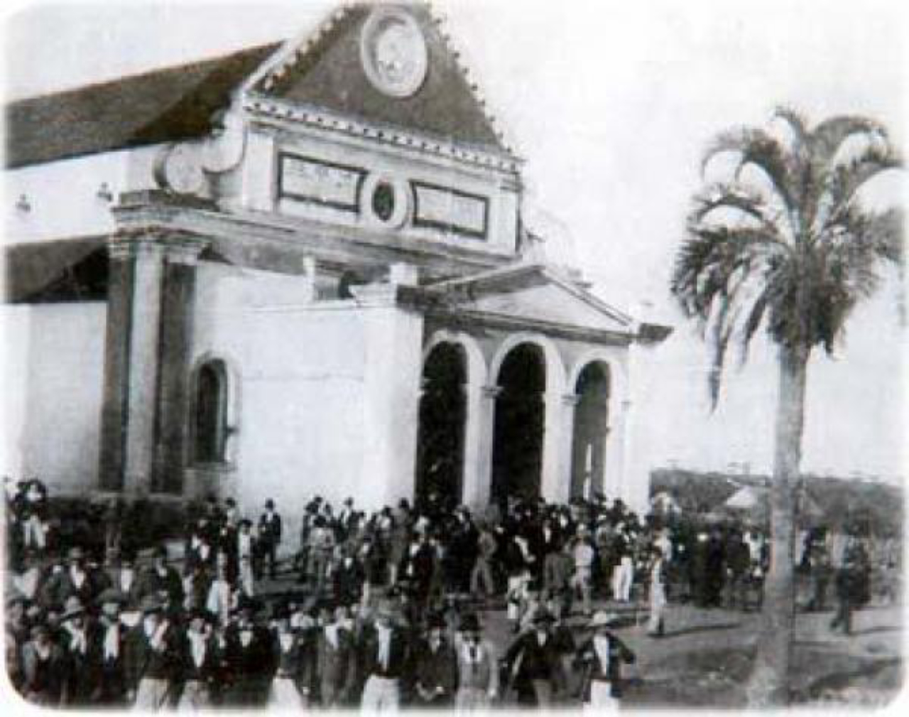 Registro da inauguração da Paróquia de São José e Santa Felicidade, em 1891. Posteriormente, a fachada original foi desmanchada para dar lugar a uma ampliação da nave. Foto: Arquivo da Paróquia