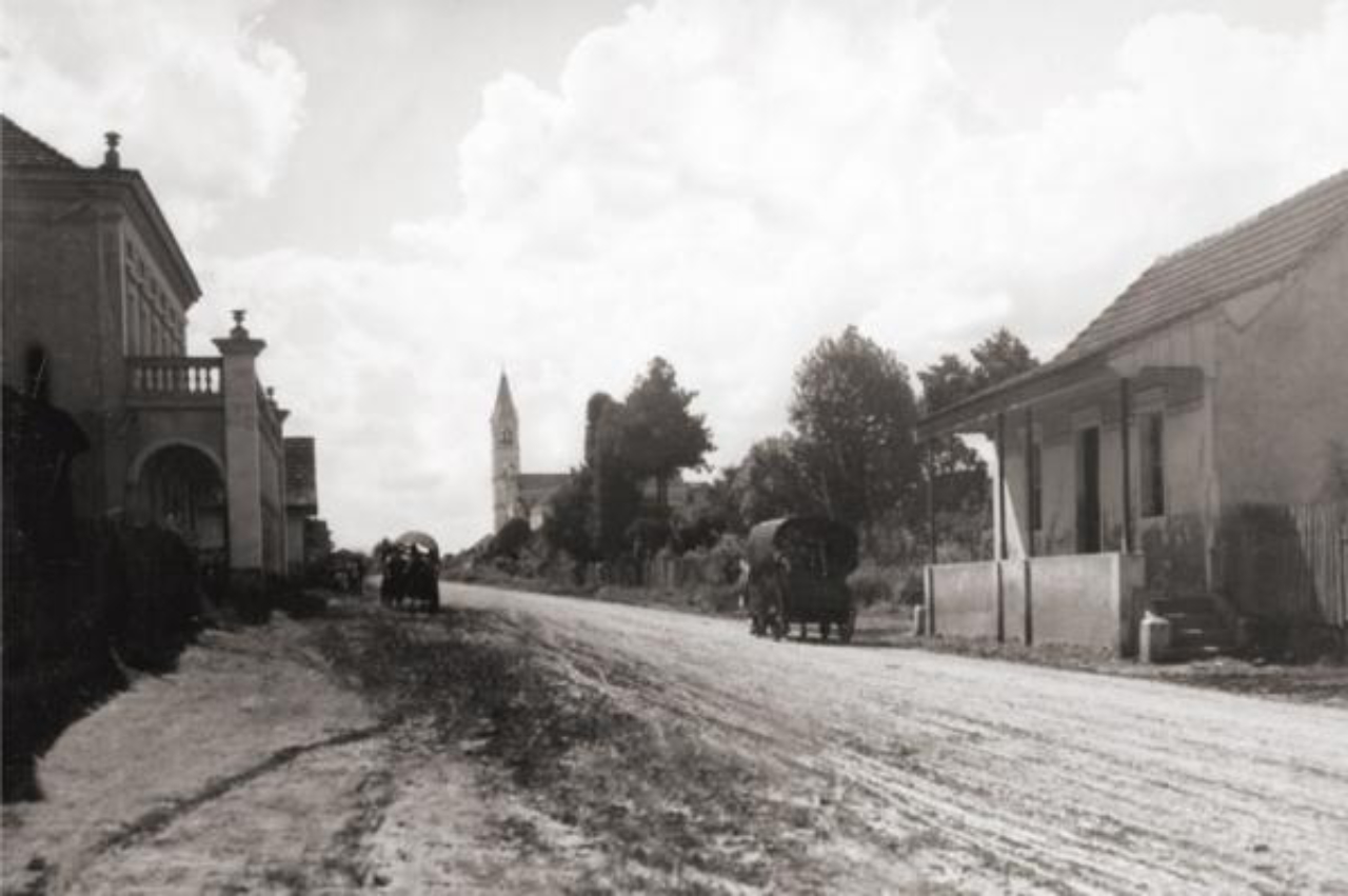 A igreja aparece ao fundo dessa foto, feita em 1920. No primeiro plano, a Casa dos Arcos, que hoje abriga um restaurante famoso do bairro. Foto: Arquivo da Paróquia