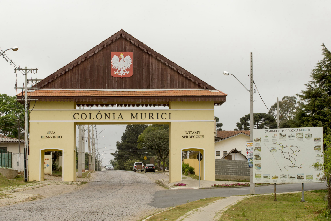 Portal marca início da rota turística Caminhos da Colônia Murici. Foto: Hugo Harada / Gazeta do Povo
