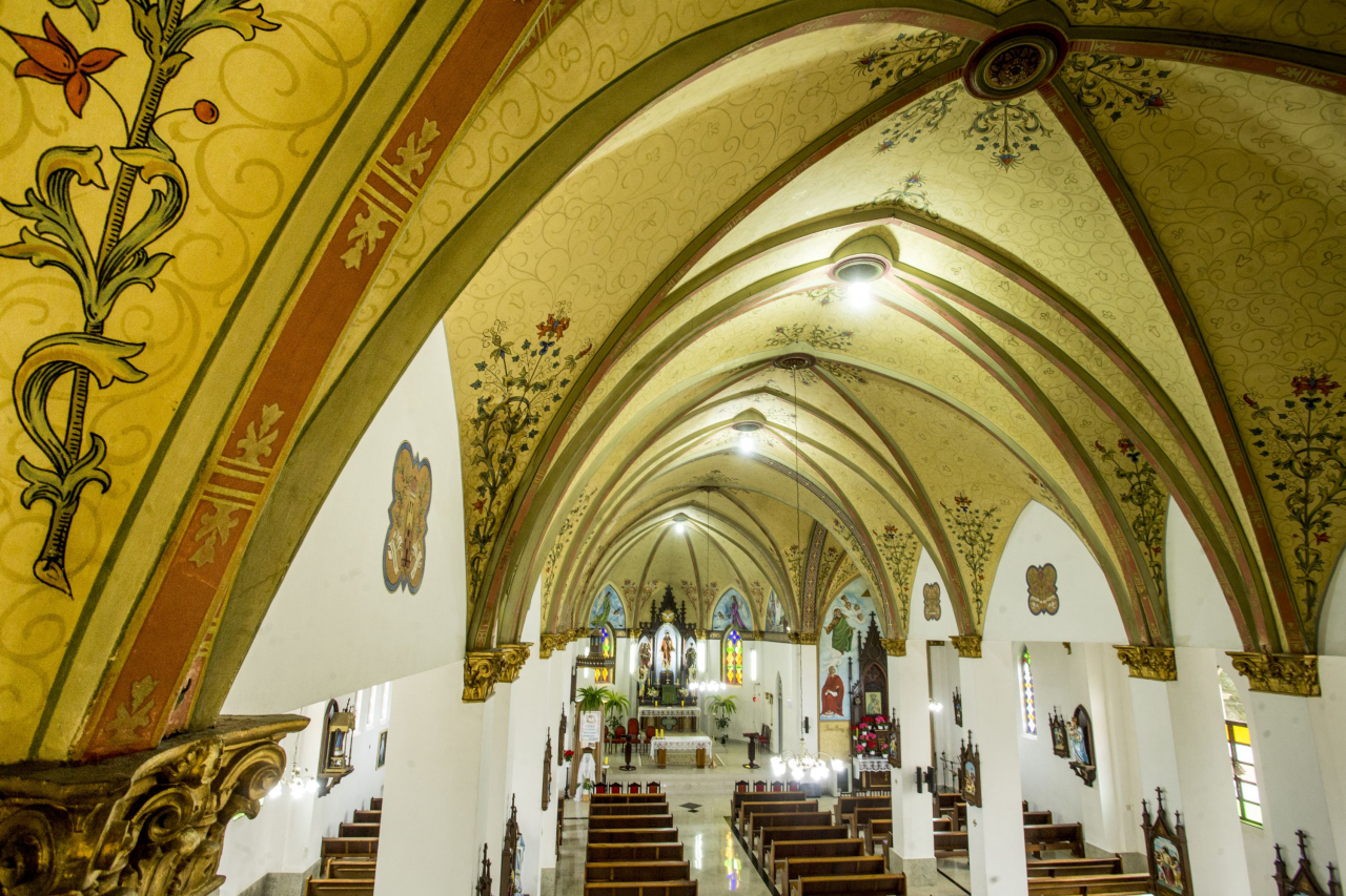 As pinturas no teto são originais. A igreja tem características da arquitetura gótica. Foto: Hugo Harada / Gazeta do Povo
