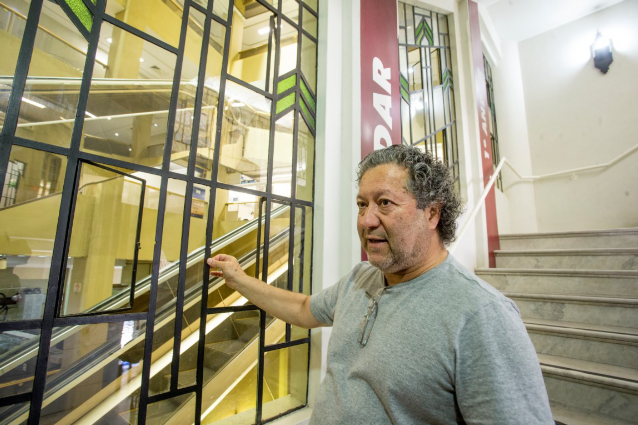 O arquiteteto Jeferson Novolar mostra os vitrais originais. Foto: Reprodução