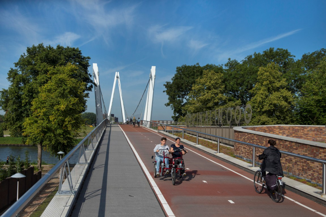 The Dafne Schipper bike bridge over the Amsterdam Rhine River, which incorporates the roof of a school, in Utrecht, The Netherlands, Aug. 22, 2017. Utrecht is the Netherlands’ fastest growing city and also one of the world’s most bike-friendly places in one of the world’s most bike-friendly countries. (Ilvy Njiokiktjien/The New York Times)