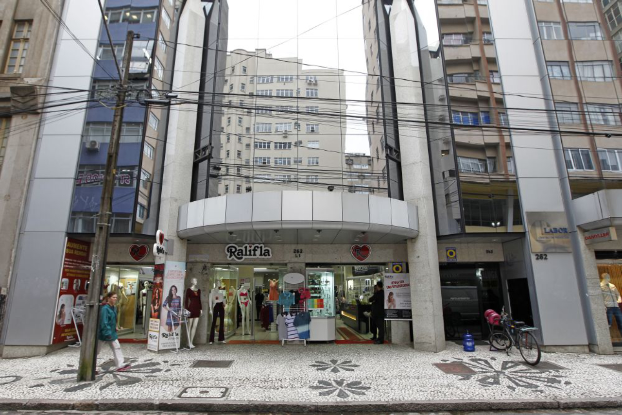 A entrada do cinema abriga hoje uma loja de roupas na Rua Voluntários da Pátria. Foto: Antônio More/Gazeta do Povo