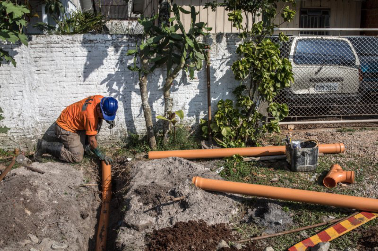 Obras de implantação de rede de esgoto em Matinhos. 08/08/2017<br>Foto: Maurilio Cheli