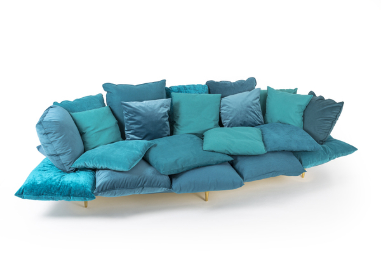 Sofá da Seletti em veludo na cor azul.<br>Foto: Divulgação 