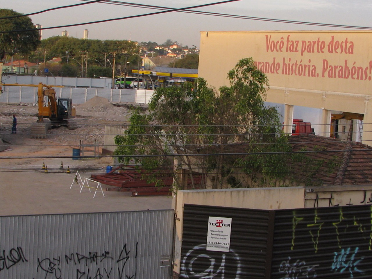 Demolição da fábrica Matte Leão em 2011, com antigo painel transmitindo uma simbólica mensagem. Foto: Iaskara Florenzano
