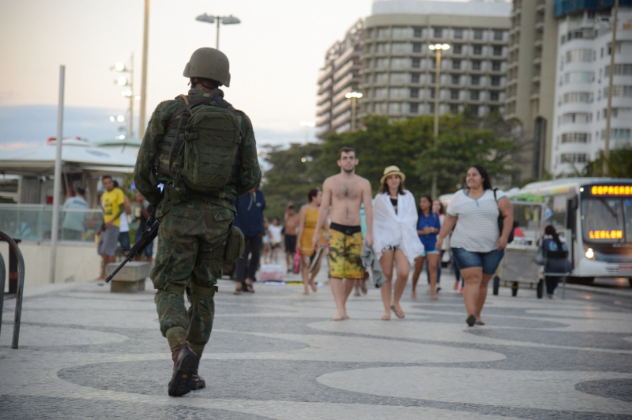 Forças armadas já estão operando nas ruas e avenidas do Rio<br>Rio de Janeiro - Forças Armadas atuam na segurança pública na praia de Copacabana, zona sul da capital fluminense (Tomaz Silva/Agência Brasil)