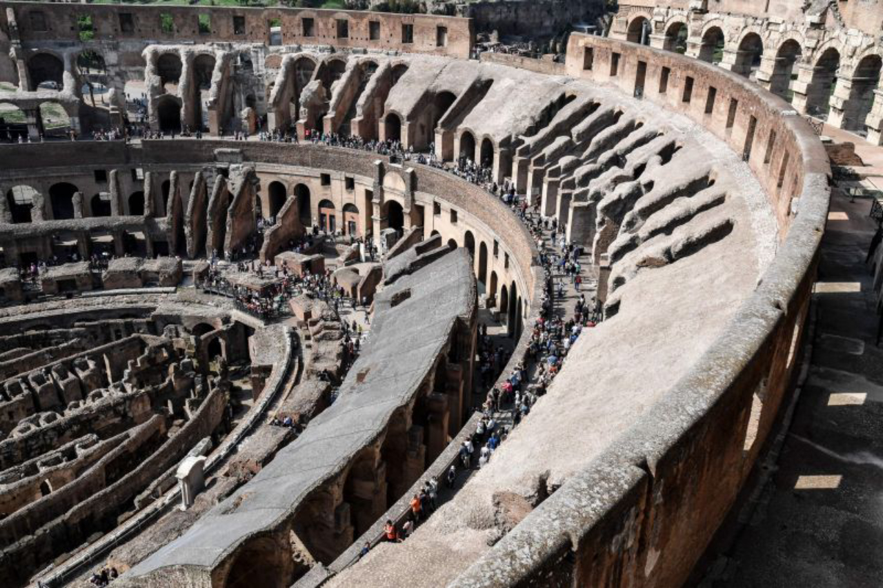 Pessoas visitam Coliseu no dia da reabertura do ático. Foto: Andreas Solaro/AFP 
