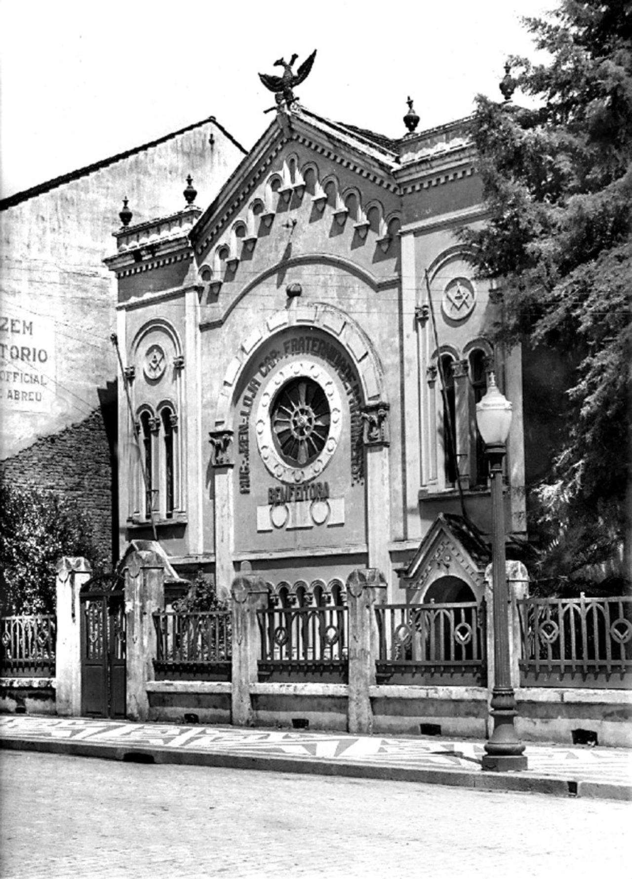 O templo do Museu Paranaense exibia a estátua em 1919. Foto: Reprodução
