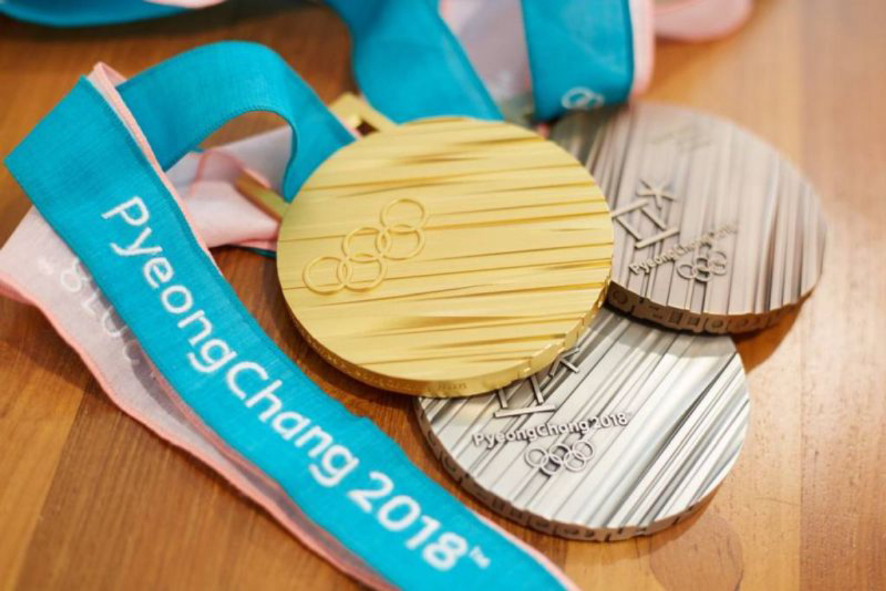 O peso das medalhas varia de 586 (ouro) a 493 gramas (bronze).