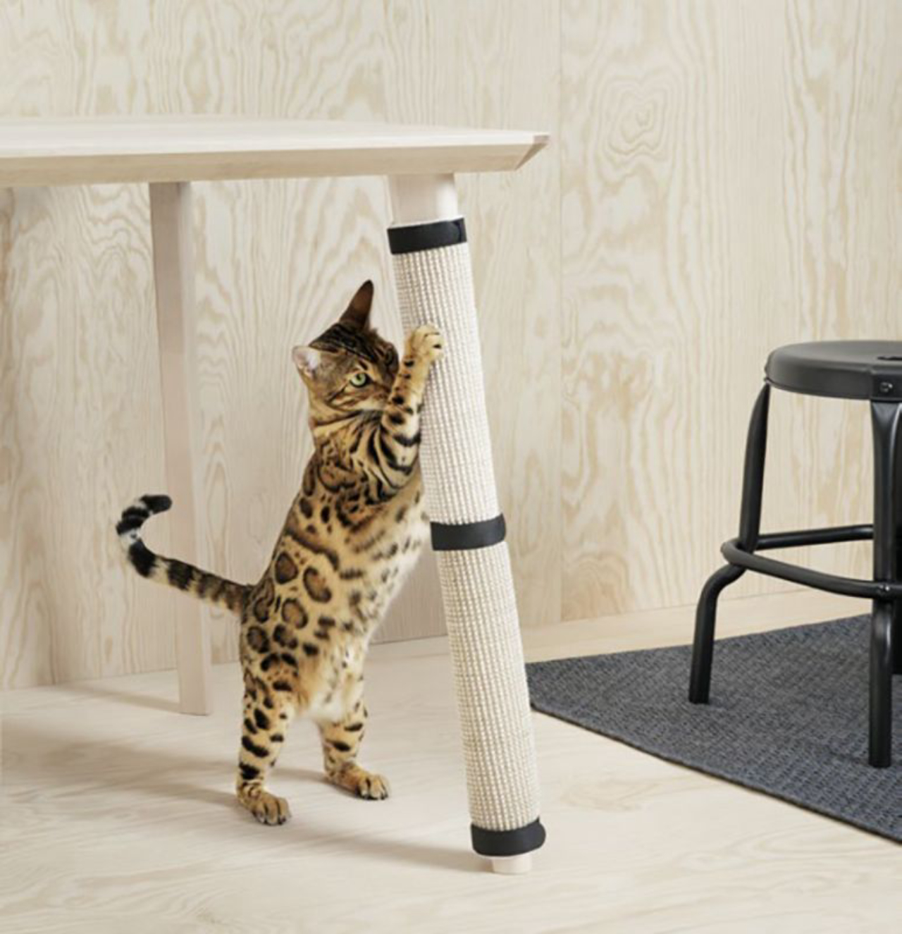 Mesa é transformada em brinquedo para os felinos. Foto: IKEA