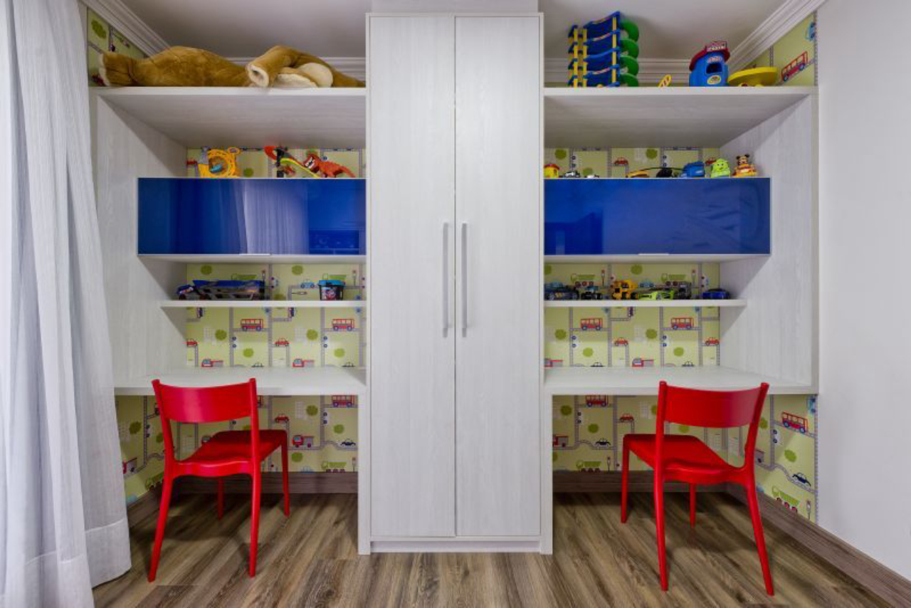 No outro quarto, há um armário para armazenar os brinquedos, duas bancadas de estudos, TV e pufe. Foto: Marcelo Stammer