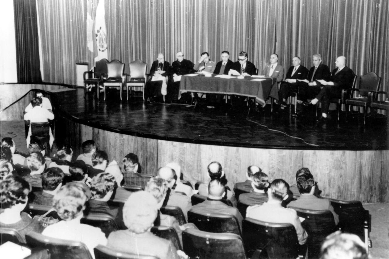 Prefeito Ivo Arzua preside o encerramento do Seminário "Curitiba de Amanhã", em julho de 1965. Foto: Arquivo IPPUC.