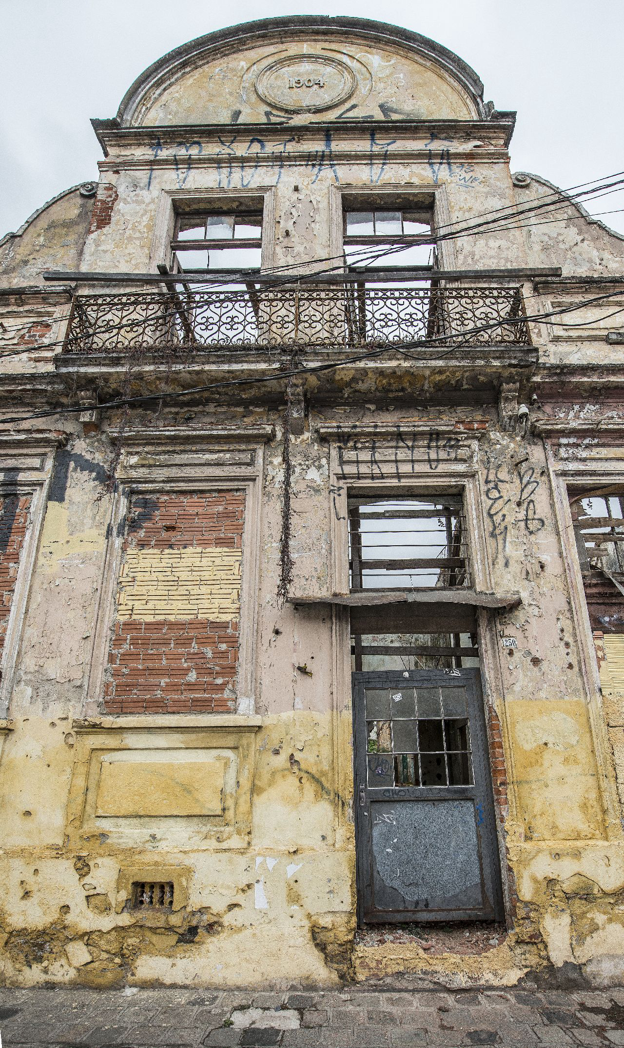 Imóvel em ruínas no Rebouças: necessidade de rever a forma de se revitalizar espaços preservados. Foto: Leticia Akemi / Gazeta do Povo