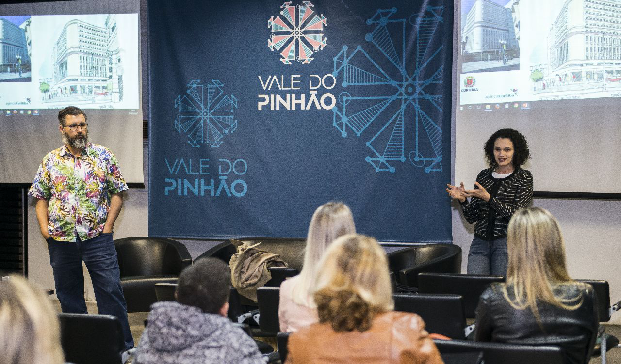 Orlando Ribeiro, da Reurb, e Daliane Nogueira, da HAUS, apresentaram o movimento Reação Urbana. Foto: Leticia Akemi / Gazeta do Povo