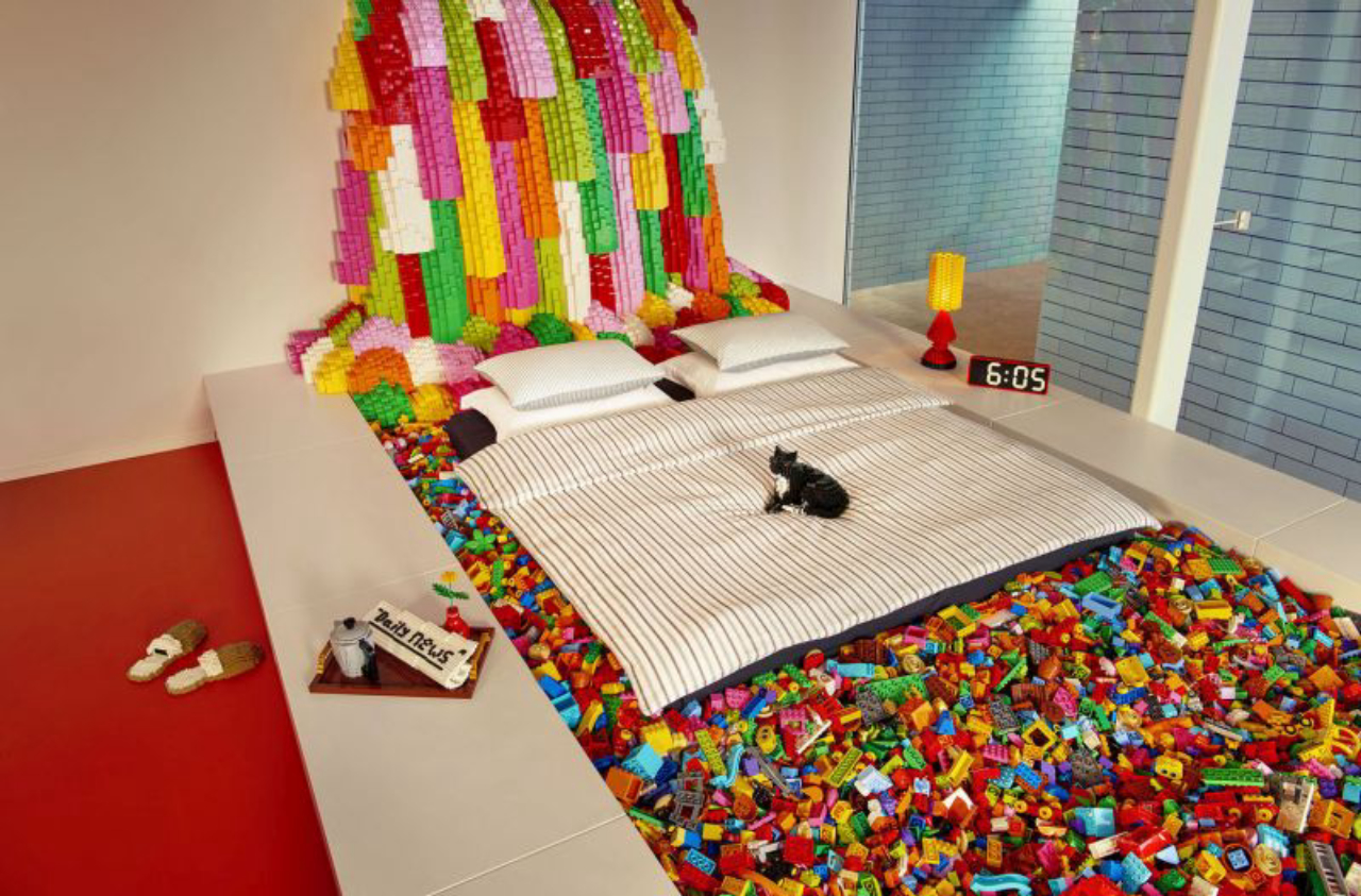 Cama fica abaixo de uma cachoeira de LEGO de 6 metros e é cercada por uma piscina de peças.