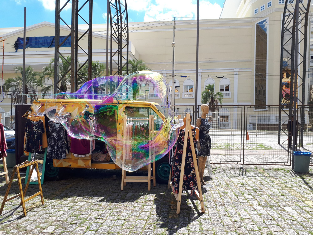 A fórmula das bolhas de sabão gigantes pode ser aprendida em oficina. Foto: Matheus Nascimento/Gazeta do Povo.