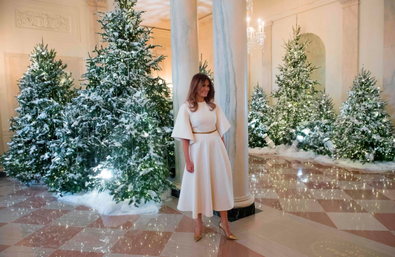 US First Lady Melania Trump walks through the Grand Foyer as she tours Christmas decorations at the White House in Washington, DC, November 27, 2017. / AFP PHOTO / SAUL LOEB